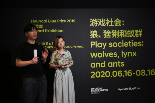 Hyundai Blue Prize 2019“创意能量”获奖者陈旻（右）与张业鸿（左）在导览现场

