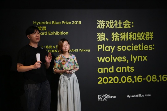 Hyundai Blue Prize 2019“创意能量”获奖者陈旻(右)与张业鸿(左)在导览现场
Hyundai Blue Prize 2019“创意能量”获奖者陈旻(右)与张业鸿(左)在导览现场