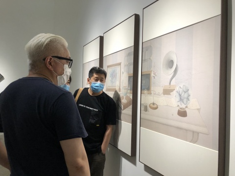 张小黎在TONG画廊，以盒中“黎界”刻画微观世界