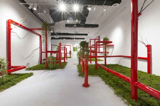 崔译《夜冥冥·耳语》PVC、不锈钢、钢筋、植物等综合材料 特定场域装置 尺寸可变 2020
崔译《夜冥冥·耳语》PVC、不锈钢、钢筋、植物等综合材料 特定场域装置 尺寸可变 2020