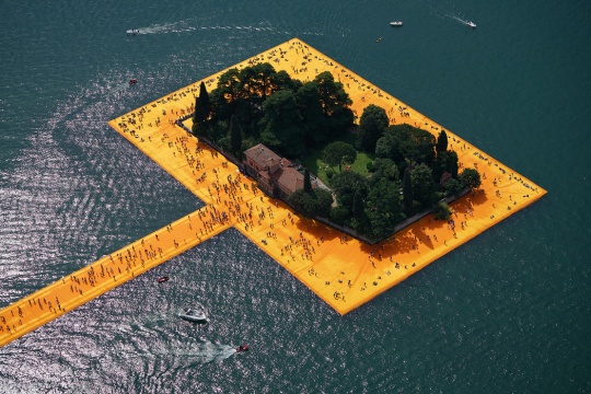 《漂浮码头》 意大利伊塞奥湖 2014-16 摄影：Wolfgang Volz © 2016 Christo  

漂浮码头系统包含3公里的步行道路和10万平方米的黄色覆盖，由22万块高密度聚乙烯立方体支撑。
