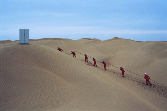 赵赵 《塔克拉玛干计划》 

2015年10月，赵赵和30余人的工作团队从北京出发，带着100公里长的四芯电缆和一台冰箱，行驶至塔克拉玛干沙漠北端的小镇轮台，在镇上接通电源，并在沙漠中铺设100公里的电缆，电缆尽头，一台装满新疆啤酒的双开门冰箱接通电源，在空旷无人的沙漠腹地运行了24小时。
