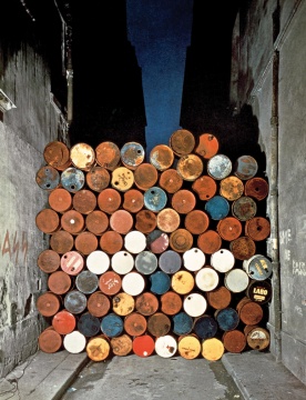 

《铁幕，油漆桶墙》 法国巴黎威斯康提街 1961-62 摄影：Jean-Dominique Lajoux ©1962 Christo  
