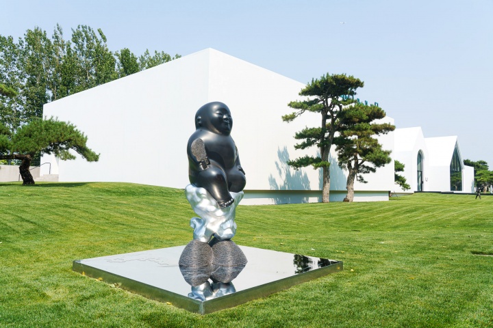 亚洲艺术中心 李真 《清风云露》 205×79×104cm 铜雕 2005
