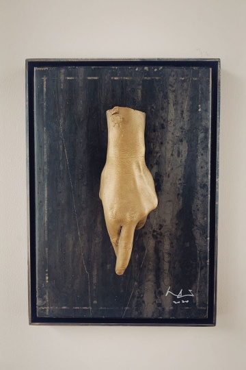 李怒 《夹紧双腿》 30×42×9cm 铸铜、24K金 2020
李怒 《夹紧双腿》 30×42×9cm 铸铜、24K金 2020