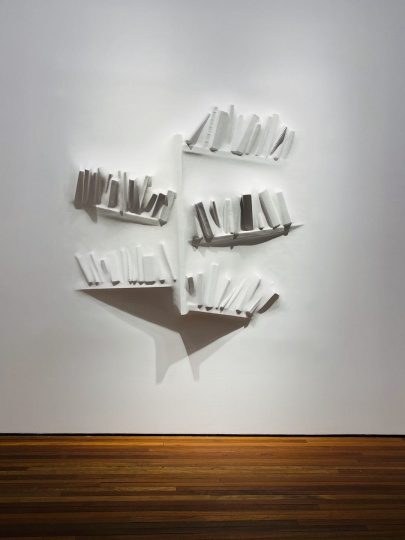 劳瑞斯·切克尼 《间隙(书架)II》 180×180×23cm 聚酯树墙上涂料 2018 (摄影:娟子)
劳瑞斯·切克尼 《间隙(书架)II》 180×180×23cm 聚酯树墙上涂料 2018 (摄影:娟子)