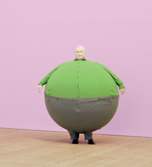 欧文·沃姆(Erwin Wurm) 《吞下世界的艺术家》 190×140×140cm 综合材料 2006
摄影: Colin Davison 图片来源:艺术家官网
欧文·沃姆(Erwin Wurm) 《吞下世界的艺术家》 190×140×140cm 综合材料 2006
摄影: Colin Davison 图片来源:艺术家官网