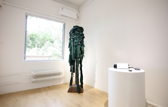 刘符洁 《肖像的提示》 60×50×230cm 毛毡、铁、皮革 2020
刘符洁 《肖像的提示》 60×50×230cm 毛毡、铁、皮革 2020