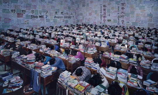 《跟你学》 180 × 300 cm C-print 2013
《跟你学》 180 × 300 cm C-print 2013