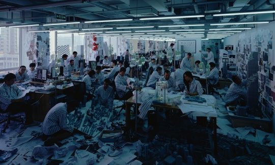 《工作!工作!再工作!》 180 × 300cm C-print 2012
《工作!工作!再工作!》 180 × 300cm C-print 2012