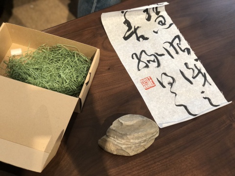 开幕前，艺术家任芷田在直播平台进行了一场导览。他为观众准备了一份特别的礼物，是他在大自然中捡到的“一块石头”，这块石头存在于大自然中或许没有什么特别，但捡它回来源自天然的本能，如同他写的这几个字——“慧眼识之，善缘得之”
