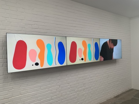 徐毛毛“红孩子白孩子黄孩子绿孩子黑孩子蓝孩子”个展现场
徐毛毛“红孩子白孩子黄孩子绿孩子黑孩子蓝孩子”个展现场