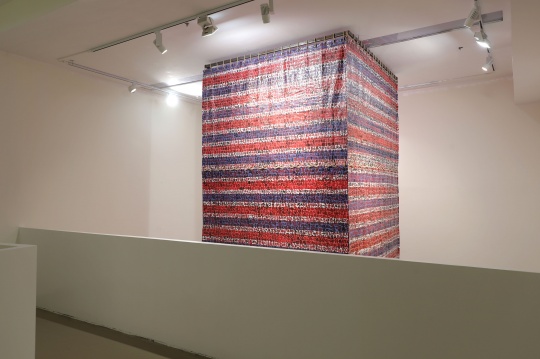 《出勤记录》 790×230cm×4 三色编织布、丙烯、麻绳 2020
《出勤记录》 790×230cm×4 三色编织布、丙烯、麻绳 2020