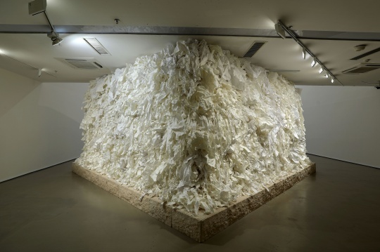 《Temple》 600×600×550cm 大理石、印刷平板纸、镀锌板 2020
《Temple》 600×600×550cm 大理石、印刷平板纸、镀锌板 2020