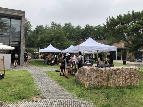 三影堂摄影艺术中心开幕当日的园游会,各“商家”为观众提供摄影出版物、手工书、输出装裱、手工艺品、古着、首饰和饮料等服务
三影堂摄影艺术中心开幕当日的园游会,各“商家”为观众提供摄影出版物、手工书、输出装裱、手工艺品、古着、首饰和饮料等服务