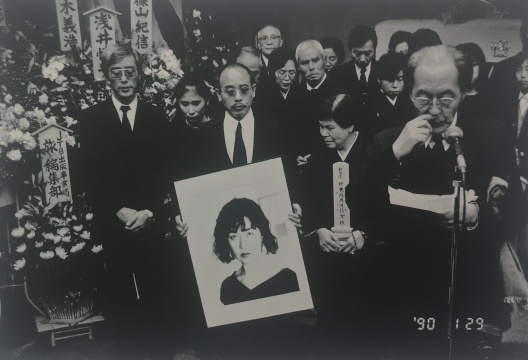 荒木经惟《感伤之旅,冬之旅》1990
荒木经惟《感伤之旅,冬之旅》1990
