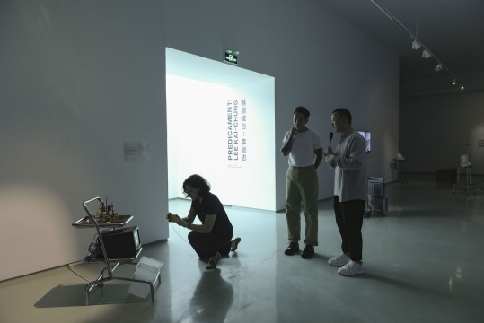 艺术家李继忠和策展人杨鉴在导览中
艺术家李继忠和策展人杨鉴在导览中