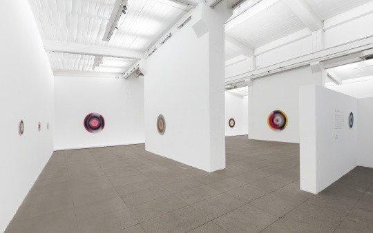 颜磊新展“增加剂量”, 白盒子里演绎目眩神迷 颜磊新展“增加剂量”, 白盒子里演绎目眩神迷