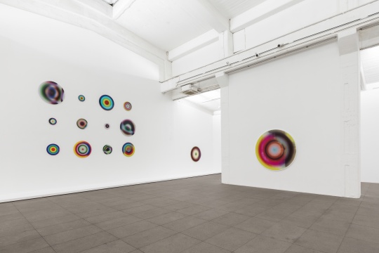 颜磊新展“增加剂量”, 白盒子里演绎目眩神迷 颜磊新展“增加剂量”, 白盒子里演绎目眩神迷
