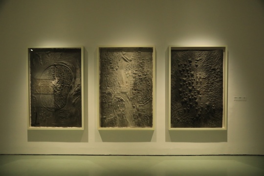 邱志杰 《卧虎藏龙》《群雄》《于无声处听惊雷》 180×120cm×3 纸雕 2015
邱志杰 《卧虎藏龙》《群雄》《于无声处听惊雷》 180×120cm×3 纸雕 2015