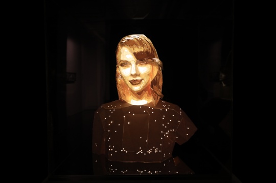 高振鹏 《超级明星6号》 60×80×80cm 宣纸,灯控装置,不锈钢,亚克力 2018
高振鹏 《超级明星6号》 60×80×80cm 宣纸,灯控装置,不锈钢,亚克力 2018
