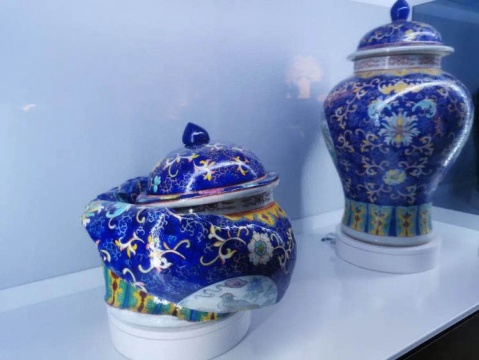 雷蕾的 〈疒瓦 〉系列 47×28×18.5cm×2 绵白糖,萝卜,糯米纸 2020
雷蕾的 〈疒瓦 〉系列 47×28×18.5cm×2 绵白糖,萝卜,糯米纸 2020