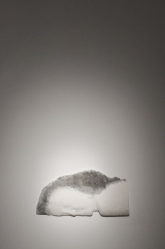 王伟伟 《眠》 52×27×5cm 纸浆、水墨 2019
王伟伟 《眠》 52×27×5cm 纸浆、水墨 2019