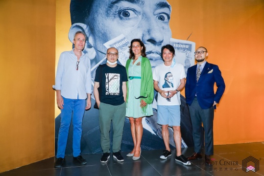 艺术家张晓刚与国际艺术策展人法兰西文学艺术骑士程昕东
艺术家张晓刚与国际艺术策展人法兰西文学艺术骑士程昕东