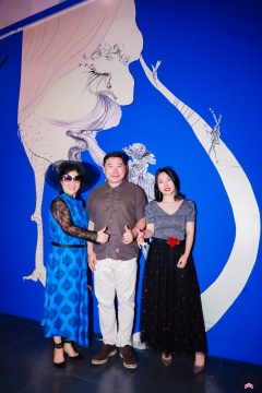 ArtDepot艺术仓库创始人,本次中方策展人Serena Zhao与 798文创产业创始人王彦伶及友人
ArtDepot艺术仓库创始人,本次中方策展人Serena Zhao与 798文创产业创始人王彦伶及友人