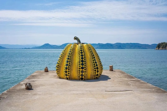 草间弥生《黄南瓜》,濑户内国际艺术祭
草间弥生《黄南瓜》,濑户内国际艺术祭