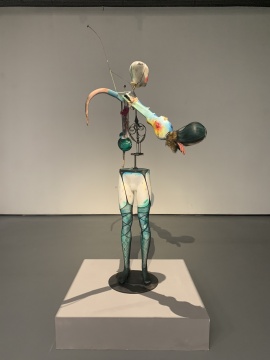 丝袜是童昆鸟作品中常用的媒介
丝袜是童昆鸟作品中常用的媒介