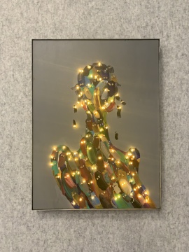 童昆鸟 《小精灵画》 尺寸可变 布面丙烯,灯 2017-2020
童昆鸟说“每个笔触都是一个生命”,所以给每一笔颜色都加上了眼睛
童昆鸟 《小精灵画》 尺寸可变 布面丙烯,灯 2017-2020
童昆鸟说“每个笔触都是一个生命”,所以给每一笔颜色都加上了眼睛