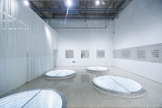 “WAVELENGTH：边界之间”展览现场，魏宇琦作品《时间形状研究》
