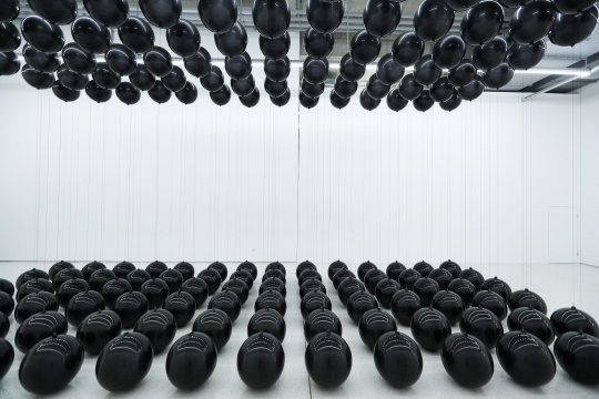 立陶宛代表艺术家塔道·瑟恩（TADAOCERN）作品《BLACK BALLOONS》
