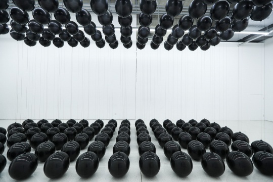 立陶宛代表艺术家塔道·瑟恩(TADAOCERN)作品《BLACK BALLOONS》
立陶宛代表艺术家塔道·瑟恩(TADAOCERN)作品《BLACK BALLOONS》