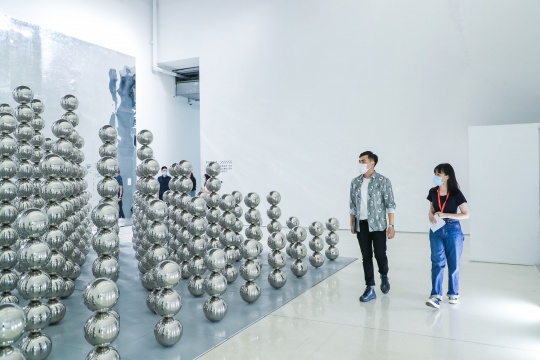 拥有建筑背景的法国雕塑艺术家西里尔·兰斯林(Cyril Lancelin)作品《半金字塔 HALF PYRAMID》
拥有建筑背景的法国雕塑艺术家西里尔·兰斯林(Cyril Lancelin)作品《半金字塔 HALF PYRAMID》