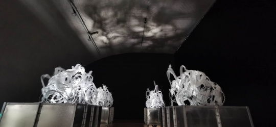 《缠2》 200×100×150cm×4件 铁丝网、纱布、鼓风机 2017
《缠2》 200×100×150cm×4件 铁丝网、纱布、鼓风机 2017
