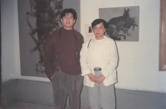 周春芽(左一)在其作品《黑根一家》与《躺着的黑根》之前,’96上海(美术)双年展展览现场,1996年。周春芽供图。
周春芽(左一)在其作品《黑根一家》与《躺着的黑根》之前,’96上海(美术)双年展展览现场,1996年。周春芽供图。