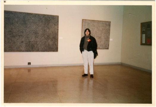 丁乙在自己参展’96上海（美术）双年展的作品《十示》前的照片，1996年。丁乙供图。

