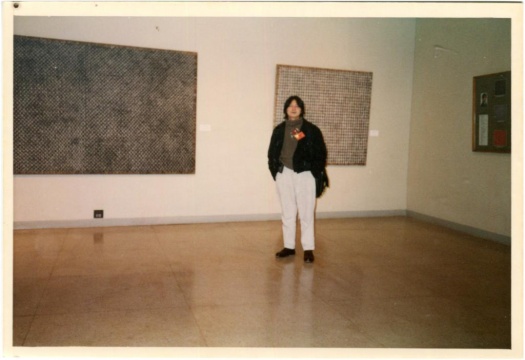 丁乙在自己参展’96上海(美术)双年展的作品《十示》前的照片,1996年。丁乙供图。
丁乙在自己参展’96上海(美术)双年展的作品《十示》前的照片,1996年。丁乙供图。