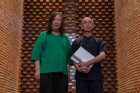 赠书仪式:策展人闫士杰(左)、黄永磐(艺术家黄永砅亲属)
赠书仪式:策展人闫士杰(左)、黄永磐(艺术家黄永砅亲属)