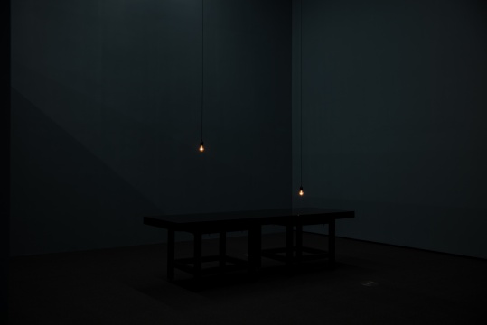 王功新《对话》 300x100x89cm 桌子、铁容器、灯泡、马达、墨水 1995 © 王功新
红砖美术馆展览现场
图片由红砖美术馆提供
王功新《对话》 300x100x89cm 桌子、铁容器、灯泡、马达、墨水 1995 © 王功新
红砖美术馆展览现场
图片由红砖美术馆提供