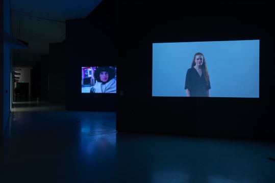 杨振中 《我会死的》尺寸可变 多路视频 2000 (持续至今)

红砖美术馆展览现场
图片由红砖美术馆提供
 

