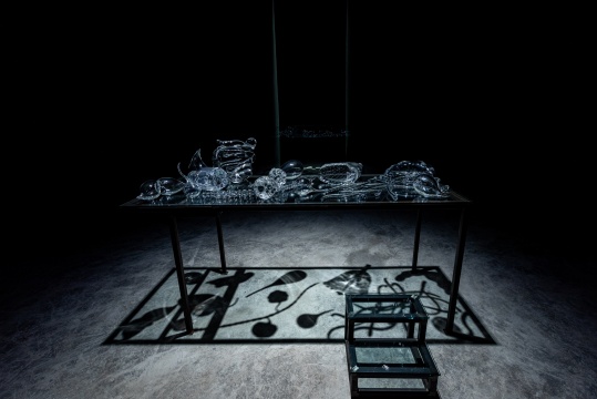 陈箴《水晶体内景观》 95x190x70cm 水晶、金属、玻璃 2000 © 法国图像及造型艺术著作人协会
红砖美术馆展览现场
图片由红砖美术馆提供
陈箴《水晶体内景观》 95x190x70cm 水晶、金属、玻璃 2000 © 法国图像及造型艺术著作人协会
红砖美术馆展览现场
图片由红砖美术馆提供