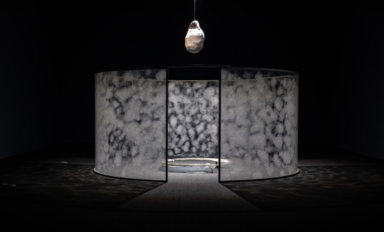 梁绍基《寂然而动》430 x 480 x 480cm 亚克力板,丝,金属框架,石头 2013-2014 © 梁绍基红砖美术馆展览现场图片由红砖美术馆提供 梁绍基《寂然而动》430 x 480 x 480cm 亚克力板,丝,金属框架,石头 2013-2014 © 梁绍基红砖美术馆展览现场图片由红砖美术馆提供