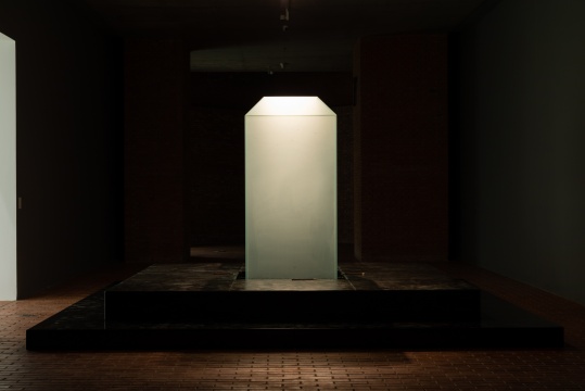 宋冬《界碑》222x360x360cm 互动行为装置,无色喷砂玻璃、黑色青石、水、毛笔 2020 © 宋冬
红砖美术馆展览现场
图片由红砖美术馆提供
宋冬《界碑》222x360x360cm 互动行为装置,无色喷砂玻璃、黑色青石、水、毛笔 2020 © 宋冬
红砖美术馆展览现场
图片由红砖美术馆提供
