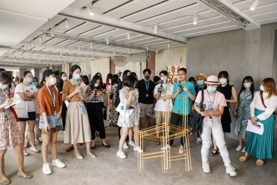 策展人杨紫为媒体导览现场
策展人杨紫为媒体导览现场