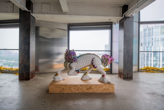 吴达新 《麒麟》 195×90×44 cm 不锈钢、陶瓷、汉白玉 2020
吴达新 《麒麟》 195×90×44 cm 不锈钢、陶瓷、汉白玉 2020