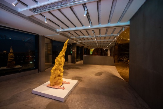 伍伟 《瞿如》 70×58×178 cm 纸、木、金属、石膏、塑料 2020
伍伟 《瞿如》 70×58×178 cm 纸、木、金属、石膏、塑料 2020