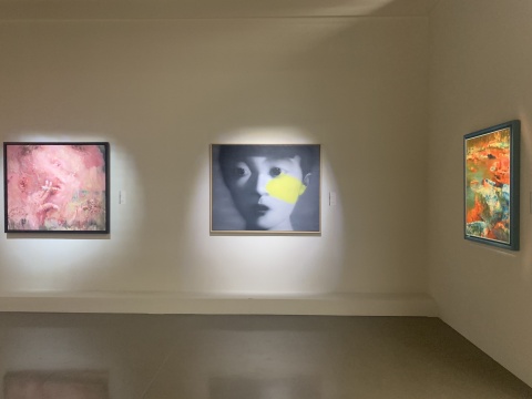 中国嘉德2020春拍预展现场
刘炜 《你吸烟吗?》 59.5×49.5cm 布面 油画 1998
RMB 8,000,000-12,000,000
张晓刚 《记忆中的女孩》 119.5×149.5cm 布面 油画 2006
RMB 1,800,000-2,800,000
周春芽 《雅安》 100×80cm 布面 油画 1995
估价:RMB 1,600,000-2,600,000
中国嘉德2020春拍预展现场
刘炜 《你吸烟吗?》 59.5×49.5cm 布面 油画 1998
RMB 8,000,000-12,000,000
张晓刚 《记忆中的女孩》 119.5×149.5cm 布面 油画 2006
RMB 1,800,000-2,800,000
周春芽 《雅安》 100×80cm 布面 油画 1995
估价:RMB 1,600,000-2,600,000